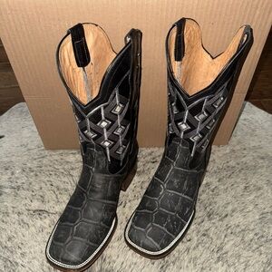Men’s cowboy boots new in the box
Alligator belly print 
Size: 9D